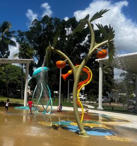een groep kinderen die spelen in een fontein in een park bij Seashells of Seaforth in Seaforth