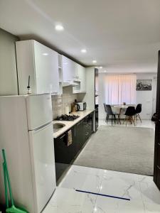 Una cocina o cocineta en 1-Confortable and ideal Apartament-Квартира посуточно Edinet 5 fotos más