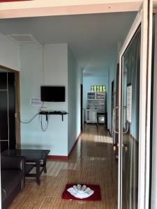 Una televisión o centro de entretenimiento en Palmthien Pool Villa Aonang