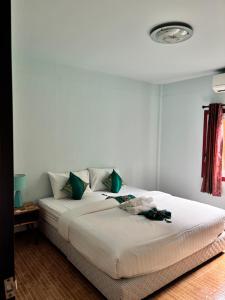 Una cama o camas en una habitación de Palmthien Pool Villa Aonang 61 fotos más