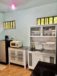 Una cocina o cocineta en Palmthien Pool Villa Aonang