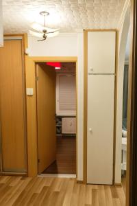 einen Flur mit einer Tür und einem Deckenventilator in der Unterkunft Friendly two-room apartment in Sigulda + 9 Fotos