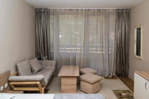 un salon avec un canapé et une table basse dans l'établissement Borovets Snow Hotel, à Borovets