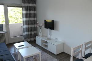 TV a/nebo společenská místnost v ubytování Ferienwohnung F331 für 2-4 Personen an der Ostsee + 2 fotografie