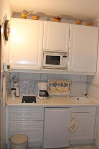 Kuchyň nebo kuchyňský kout v ubytování Ferienwohnung F331 für 2-4 Personen an der Ostsee