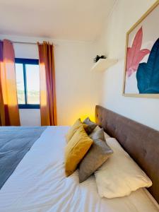 ein Schlafzimmer mit einem Bett mit zwei Kissen darauf in der Unterkunft Nice 2 bedroom flat with big Pools and big terrace Parque don José, 313 in Costa Del Silencio + 71 Fotos
