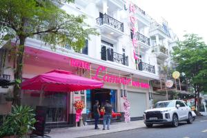 ホーチミン・シティにあるL'amour Hotelの店頭に立つ集団