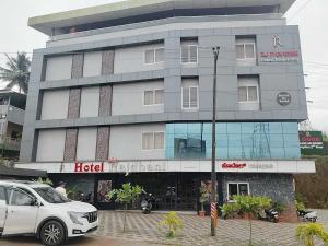 un hôtel avec une voiture garée devant dans l'établissement Hotel O Rajdhani, à Mangalore