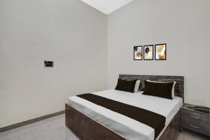 Postel nebo postele na pokoji v ubytování Hotel O Choudhary Hotel and Resort