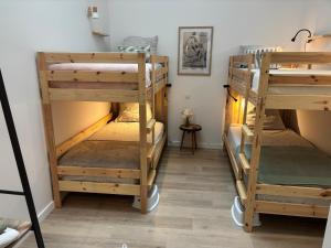 2 literas en una habitación en En si bon chemin - Gîte d'étape chemin 70, en Le Monastier sur Gazeille