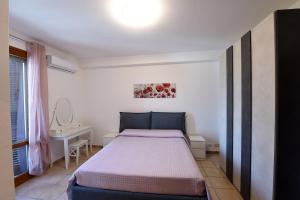 Un dormitorio con una cama y un escritorio. en A Dream in Tuscany, en Montespertoli