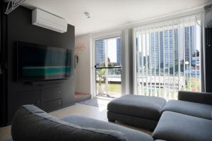 Μια τηλεόραση ή/και κέντρο ψυχαγωγίας στο Riverfront Villa 6 Surfers Paradise with Pool