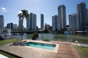 Πισίνα στο ή κοντά στο Riverfront Villa 6 Surfers Paradise with Pool