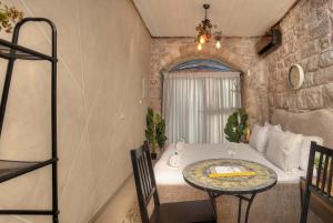 a small dining room with a table and a couch at אבן יהלום in Safed