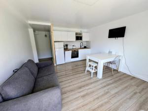a living room with a couch and a table at La Cahute des Tamaris in Mimizan-Plage