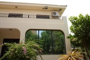 una vista dall'esterno di una casa con balcone di فيلا الدانة a Gedda