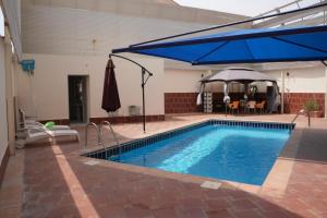 Bazén v ubytování فيلا الدانة nebo v jeho okolí