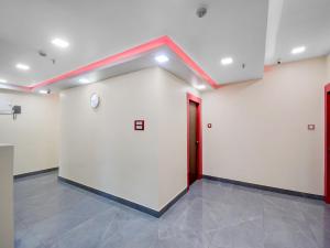 a room with a white wall with a red line on it at Hotel O THE CROWN COMFORTS in Kolkata