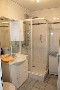 ブラズィリアンにあるFerienwohnung F419 für 2-4 Personen an der Ostseeのシャワーと洗面台を備えた白いバスルーム