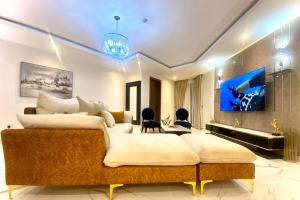 TV a/nebo společenská místnost v ubytování 2 Bed Apartment Sleeps 4 - Pool - Free Parking