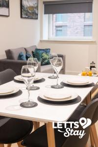 een eettafel met wijnglazen erop bij The Old Schoolhouse in Leeds
