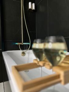 Pleyber-ChristにあるPremium suite with jacuzziのバスルーム(シャワー、バスタブ、シンク付)