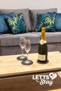 een fles champagne en twee glazen op een tafel bij The Old Schoolhouse in Leeds