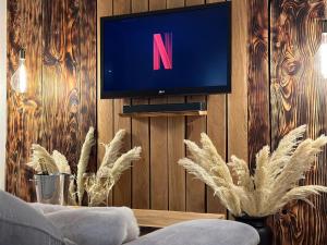 Pleyber-ChristにあるPremium suite with jacuzziのリビングルームのテレビ番組 +41枚の写真