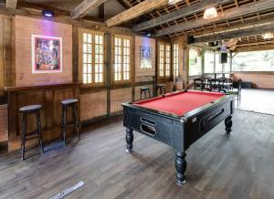 a pool table in a room with a bar at Insolites, Les Ormes, Epiniac in Epiniac