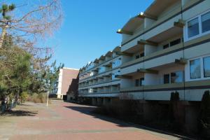 a building on the side of a street at Ostsee-Ferienwohnung L150 in Brasilien