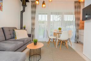 un salon avec un canapé et une table dans l'établissement Žalia kopa near the beach apartments, à Palanga