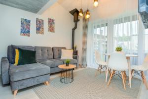un salon avec un canapé et une table dans l'établissement Žalia kopa near the beach apartments, à Palanga