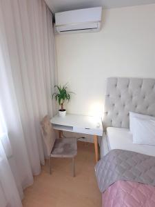 a bedroom with a desk and a bed with a plant at Квартира посуточно двокімнатна у мікрорайоні Садовий Мережа Alex Apartments Документи для відряджень ФОП 3 група in Poltava
