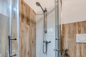 een badkamer met een douche met een glazen deur bij Appartamento Corallo in Porto Cesareo +18 foto's