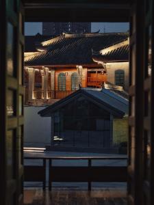 ein Blick auf ein Gebäude aus einem Fenster in der Unterkunft Chengdu 6500 Hotel Kuanzhai Alley Citang Street Branch in Chengdu