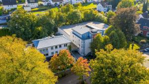 an aerial view of a house in a town at Hotel Kaisergarten Neuenrade in Neuenrade