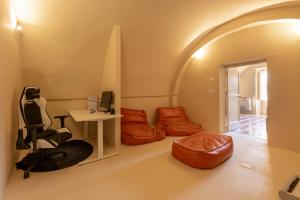 een kamer met een bureau en een tafel met een stoel bij Palazzo Villani Lubelli in Cannole