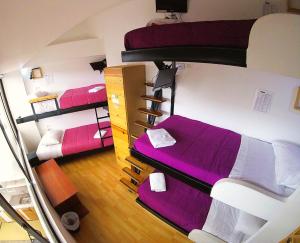 Poschodová posteľ alebo postele v izbe v ubytovaní Hostal de la 57
