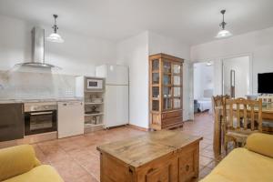 Una sala de estar con cocina y comedor. en Casa Mirador De Cádiz, en Conil de la Frontera