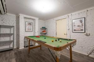 een kamer met een pooltafel met ballen erop bij Chill in Gill Comfy House, Free Parking x 1 in Gillingham