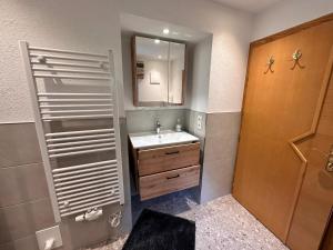 LYNS HOME في سولدن: حمام مزود بحوض ومِرآة +35 صورة