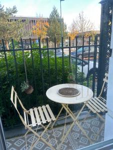 a table and two chairs on a balcony at Appartement cosy proche Disneyland in Serris