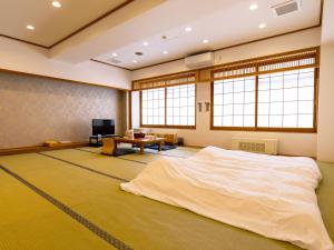 TV a/nebo společenská místnost v ubytování 湯宿くったり温泉 レイクイン + 51 fotografií