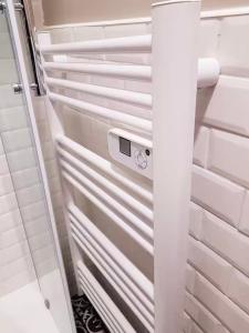 a refrigerator with its door open in a room at MSK Cosy Beau Studio Persan Chambly Roissy CDG in Persan