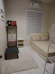 een slaapkamer met een bed en airconditioning bij Melody Homestay in Kuala Kedah