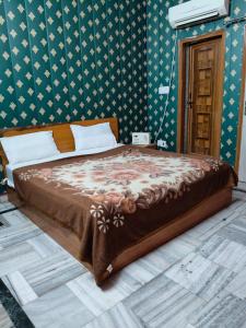 En eller flere senge i et værelse på Trilok inn