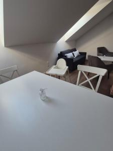 un salon avec une table blanche et un canapé dans l'établissement Apartmán By One, à Banská Štiavnica
