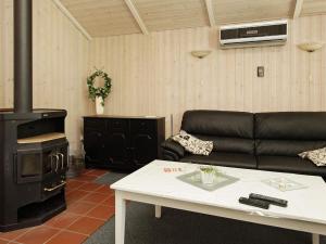 AnsagerにあるLakeview Retreat with Spa - By Traum Ferienwohnungenのソファとストーブのあるリビングルーム +41枚の写真
