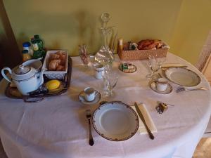 a table with a white table cloth with a plate of food at D OR et D ARGENT in Arceau