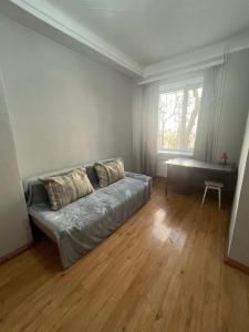 Postel nebo postele na pokoji v ubytování Трёхкомнатная квартира на Томпиева